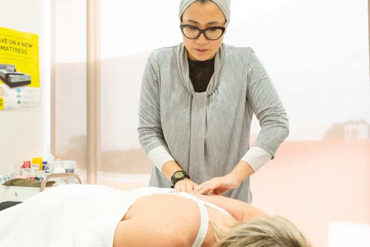 ndis img ndis staff assisting client