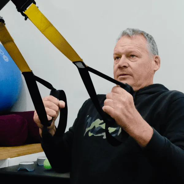 man-training-suspension-straps man-training-suspension-straps